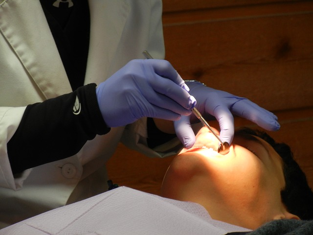 Man getting a wisdom teeth removal Hawkesbury procedure